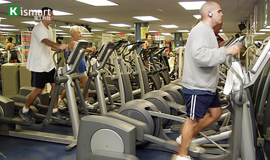 健身俱乐部会员有氧器械锻炼